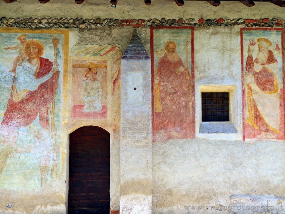 Momo (Novara, Italy) - Frescoes on the right wall of the Oratory of the Holy Trinity